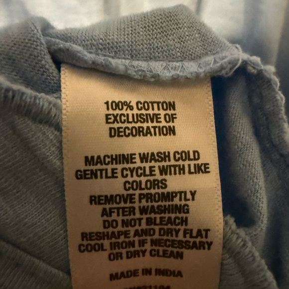 Crown & Ivy Women’s XL Soft Blue Ruffled Top with Scalloped Sleeves NWT - Picture 4 of 4